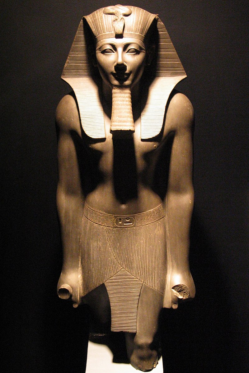 Estatua de Tutmosis III procedente de la Cachette del Templo de Luxor expuesta en el Museo de Luxor