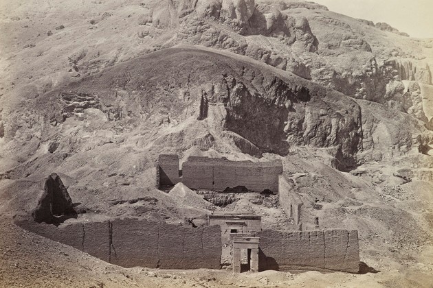 Dier-el-Medineh - Temple and rocks