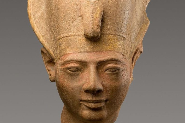Head_of_King_Amenmesse_Wearing_the_Blue_Crown