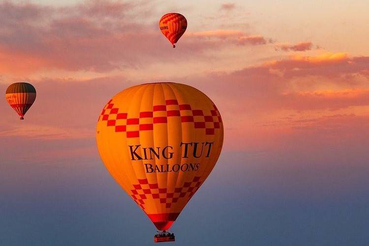 Montgolfières au-dessus de la rive ouest de Louxor au lever du soleil
