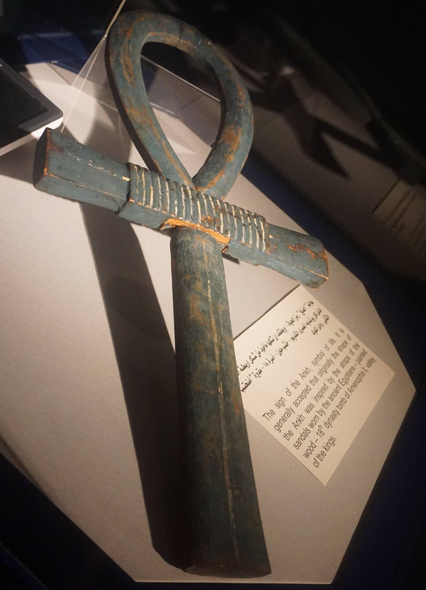 Kanopenkrüge mit göttlichen Deckeln in der Ausstellung