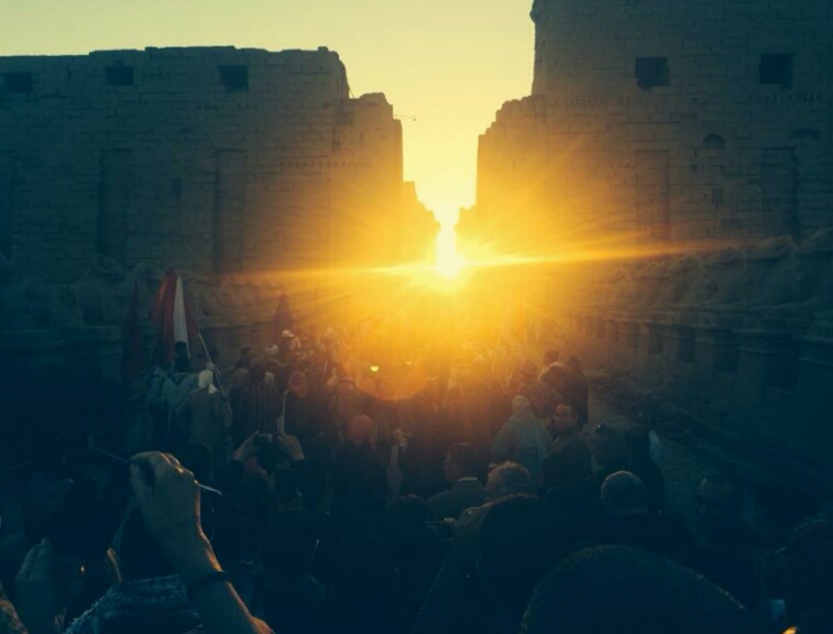 Il santuario illuminato all'estremità dell'asse principale del Tempio di Karnak