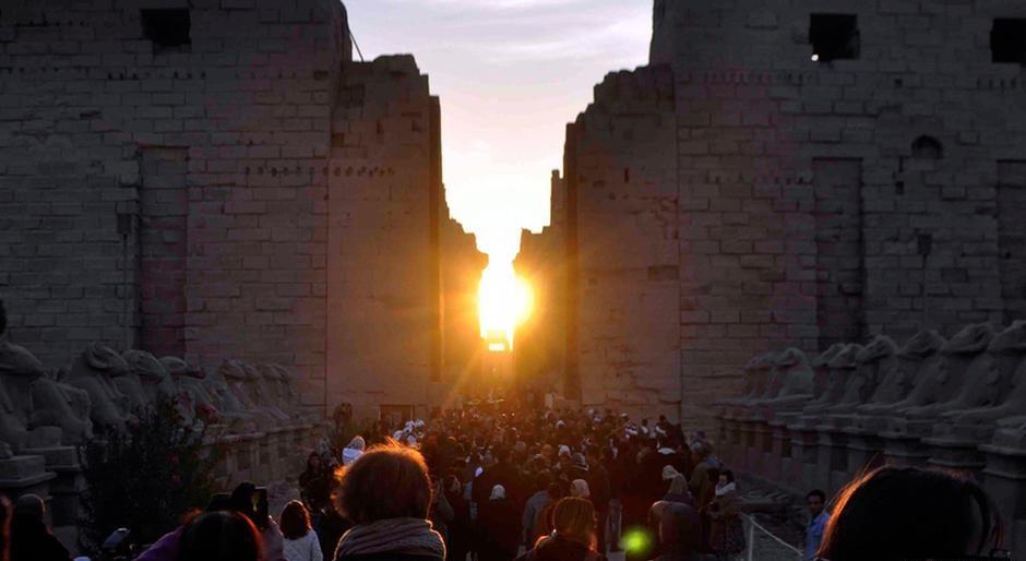 I raggi del sole entrano nella sala ipostila durante il solstizio d'inverno