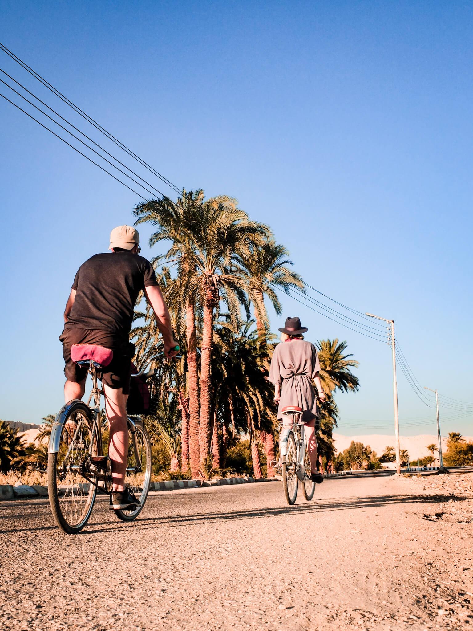 Un vélo garé près de l'entrée d'un temple sur la rive ouest