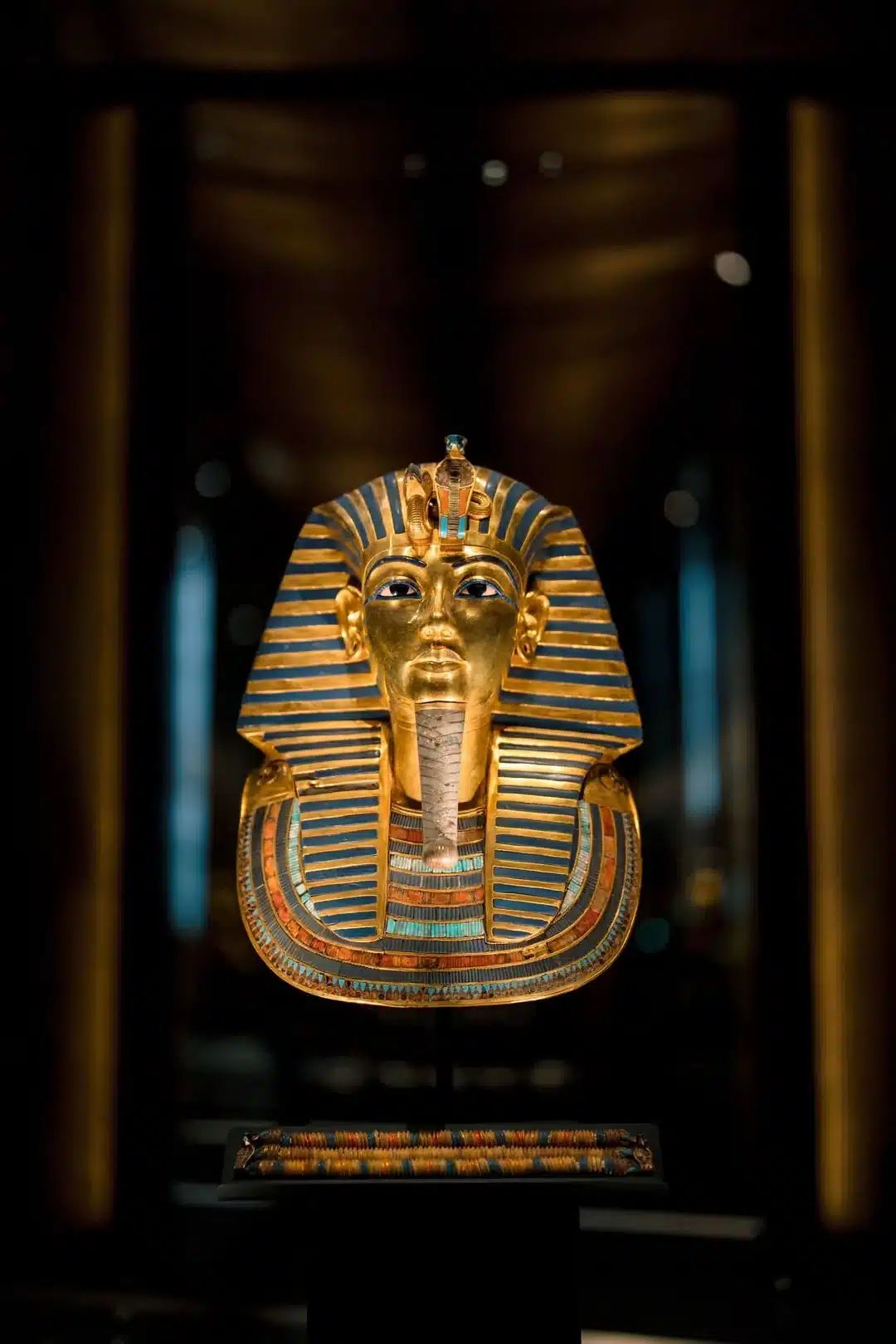 La maschera funeraria d'oro di Tutankhamon — 11 kg d'oro massiccio