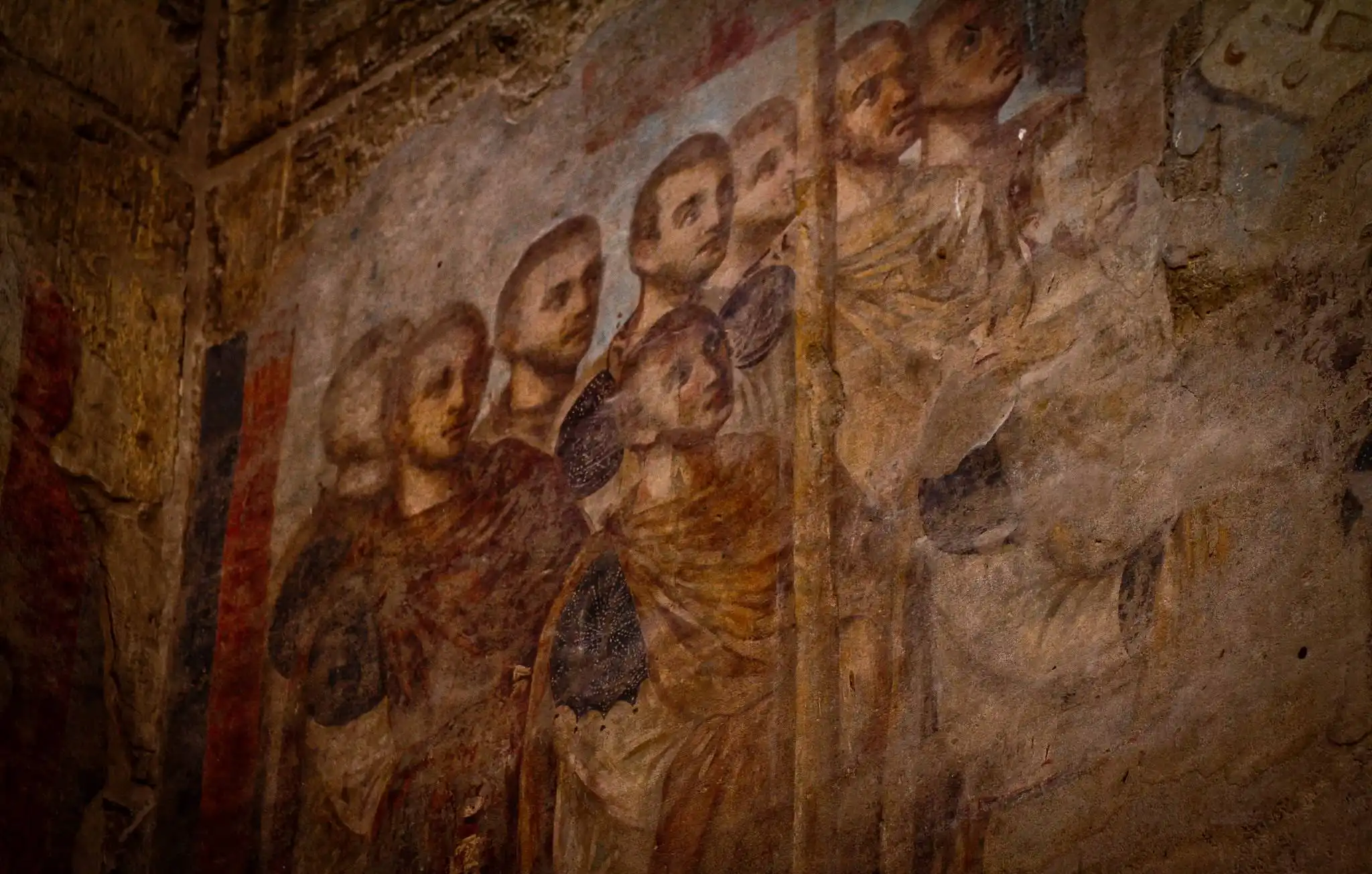 Affreschi romani nella camera del culto imperiale del tempio di Luxor, con alti ufficiali militari intorno a Diocleziano